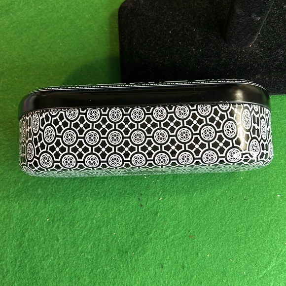 BRIGHTON WOMENS BLACK /WHITE METAL TIN GLASSES/SUNGLASSES CASE - Picture 3 of 10